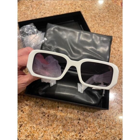 White Square Frame Women\'s Sunglasses (CL9028-3)
